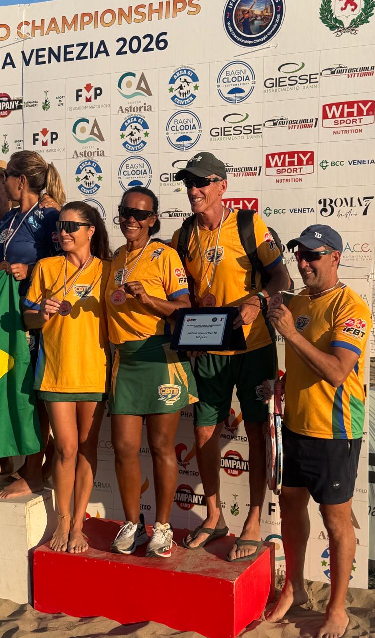 Toni BT celebra o título mundial do Brasil no Beach Tennis World Championships 2026